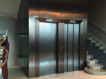 Estetika v oblasti stavby výtahů<br/>Nový povlak Cerno Tex<br/>pro povrchy z ušlechtilé oceli