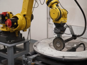 První výsledky a zkušenosti</br>s robotem</br>Robotizace v povrchových úpravách nerezu s Robbit s.r.o.